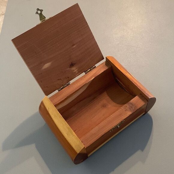 Vintage Cedar Souvenir Jewelry Box - Picture 3 of 6